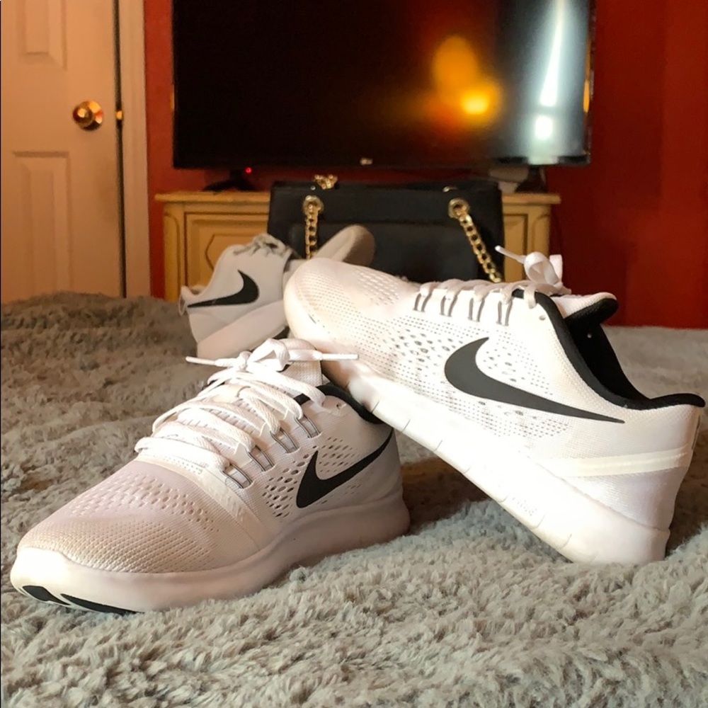 Size 8 Nike Free Runs